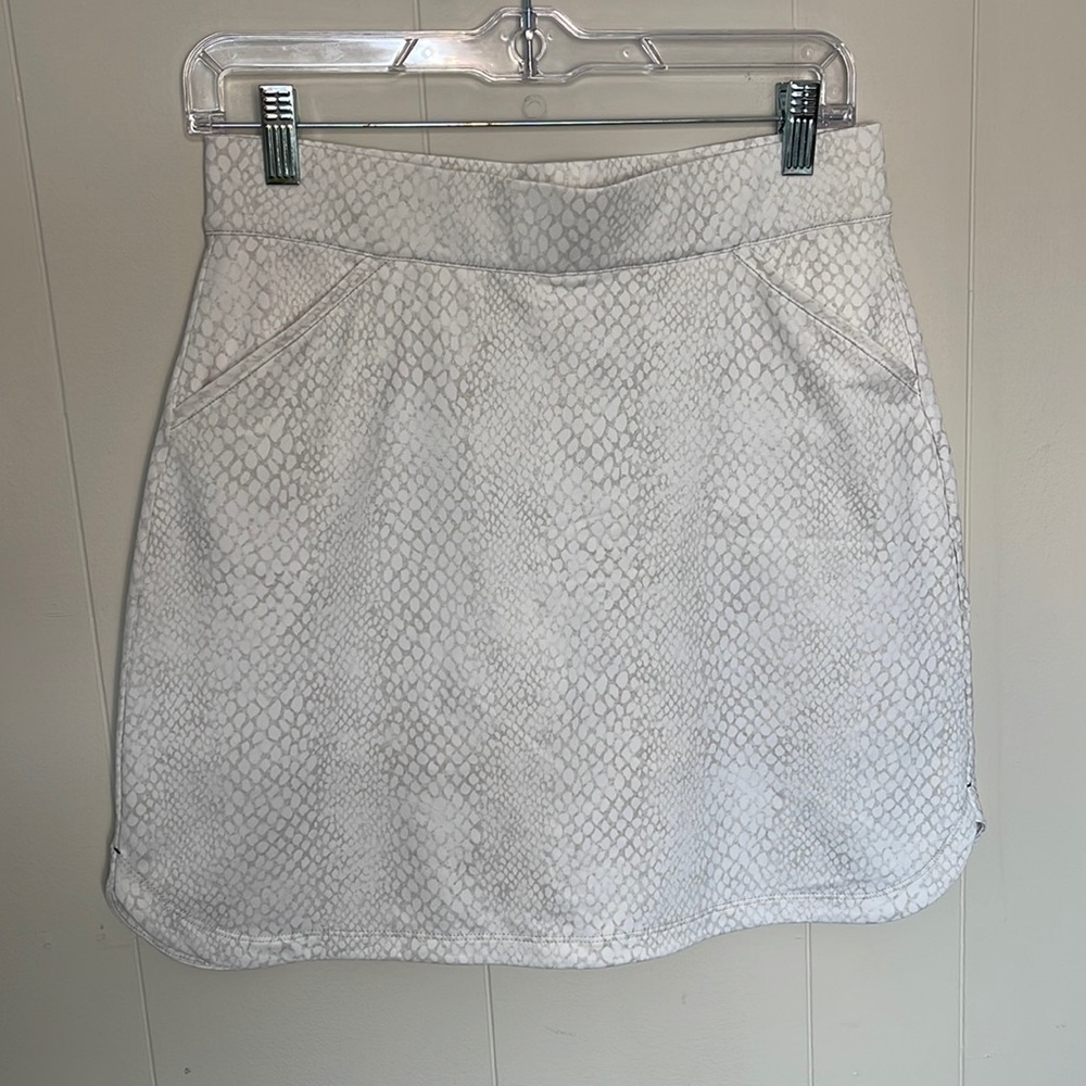 Peter Millar Size Small White Snake Skin Golf Skort